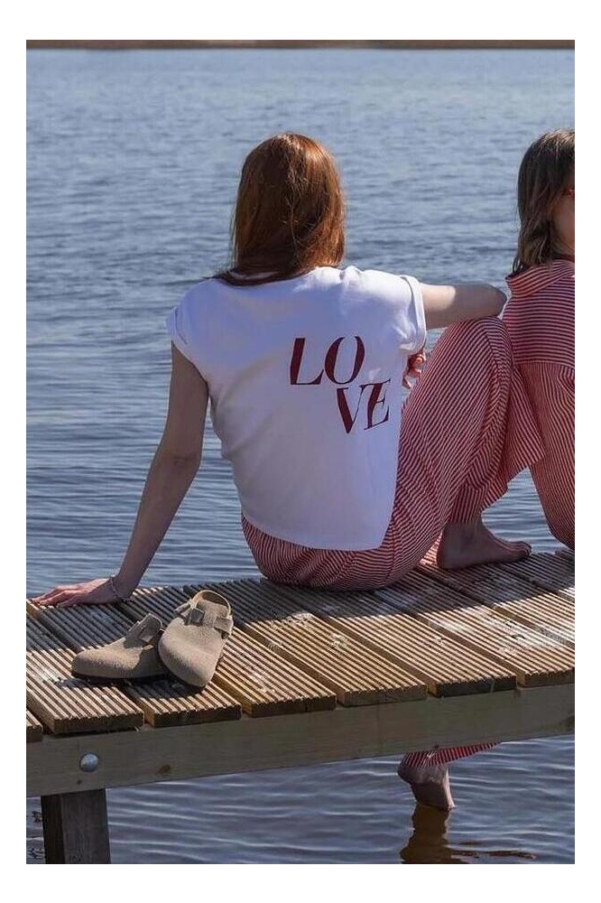 T SHIRT MET OPGEROLDE MOUW MET LOVE 0304 256 1000 WIT